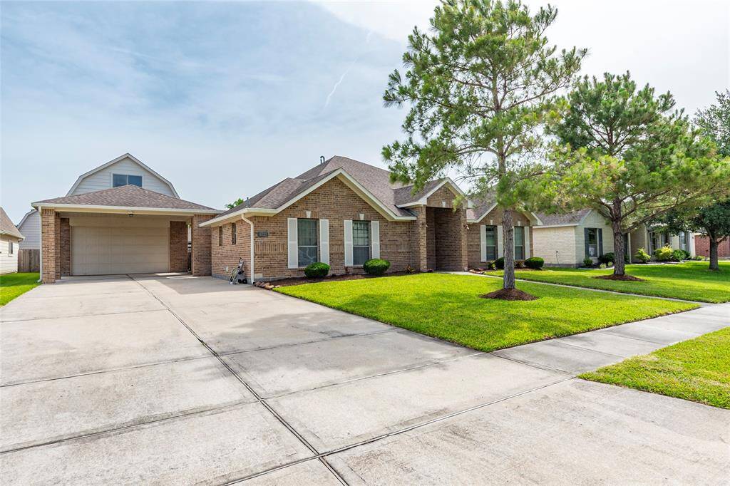 Front view with garage