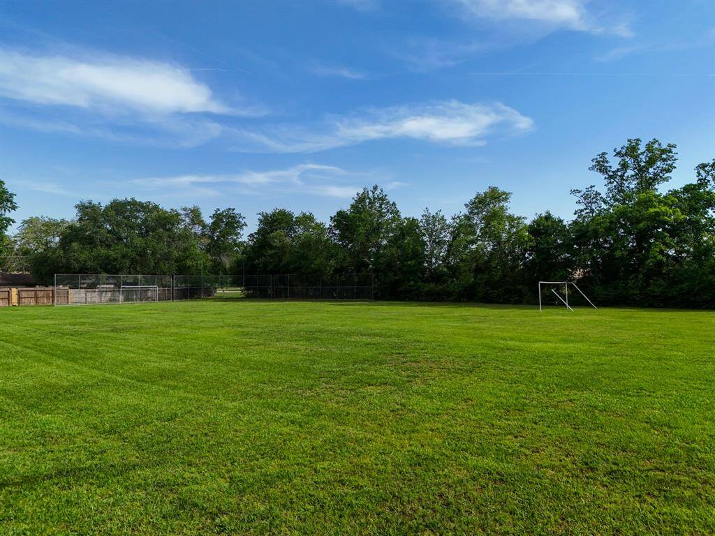 Expansive fields in Oakwood Glen provide plenty of room for sports, exercise, and outdoor activities, perfect for staying active and enjoying the community’s green spaces.