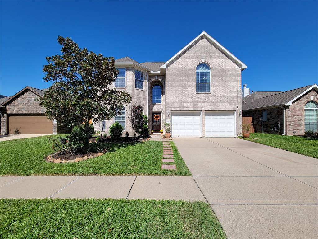 Located on a quiet culdesac, this house has large windows and is situated in a well-maintained neighborhodd.