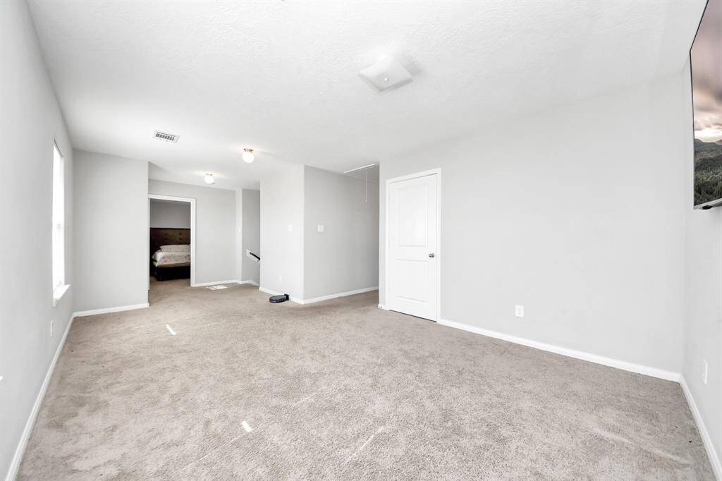 Experience the perfect blend of style and functionality in this inviting bedroom.