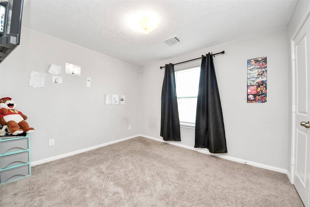 Experience the perfect blend of style and functionality in this inviting bedroom.