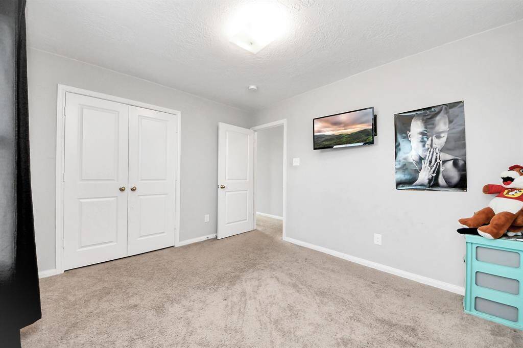 Experience the perfect blend of style and functionality in this inviting bedroom.