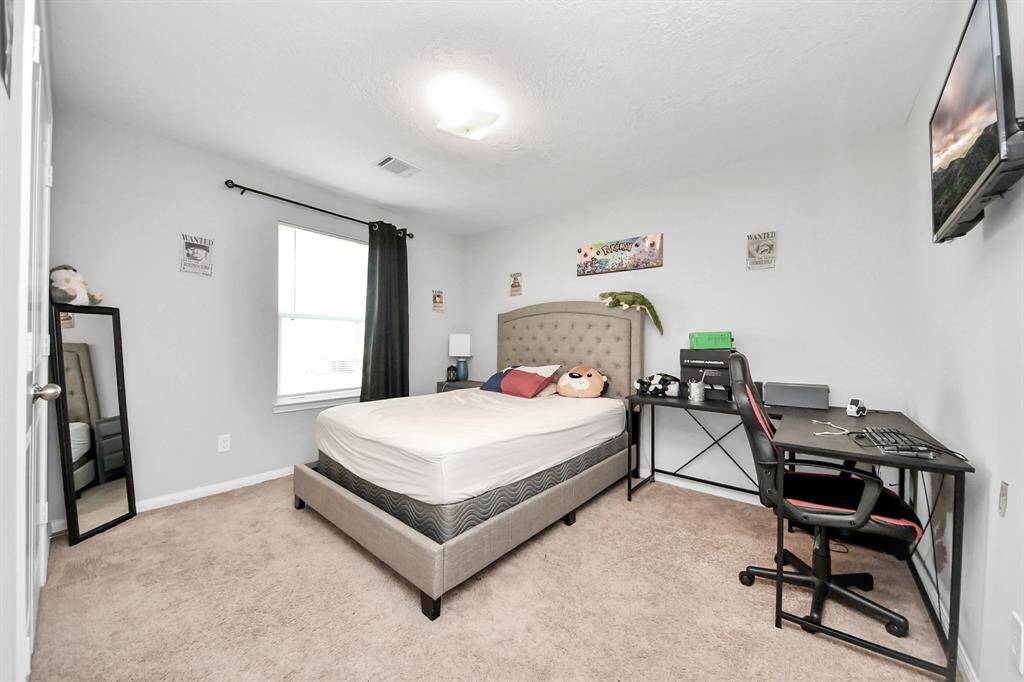 Experience the perfect blend of style and functionality in this inviting bedroom.
