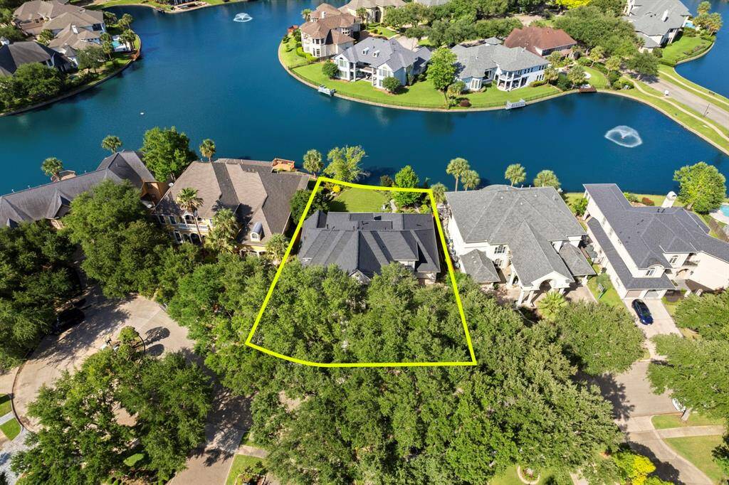 Plot aerial shot of the home and the lake