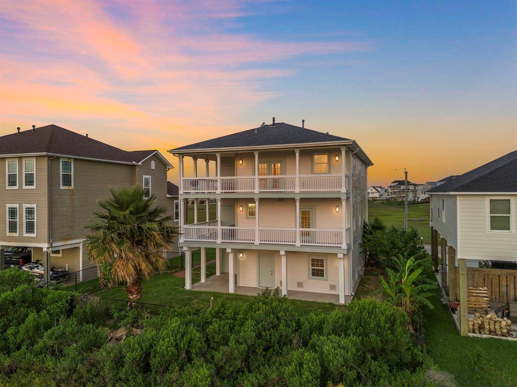 Minutes from the iconic seawall, the historic Strand entertainment and shopping district, Moody Gardens,the Galveston cruise terminal, and Schlitterbahn, one does not have to go far to enjoy all that Galveston has to offer!