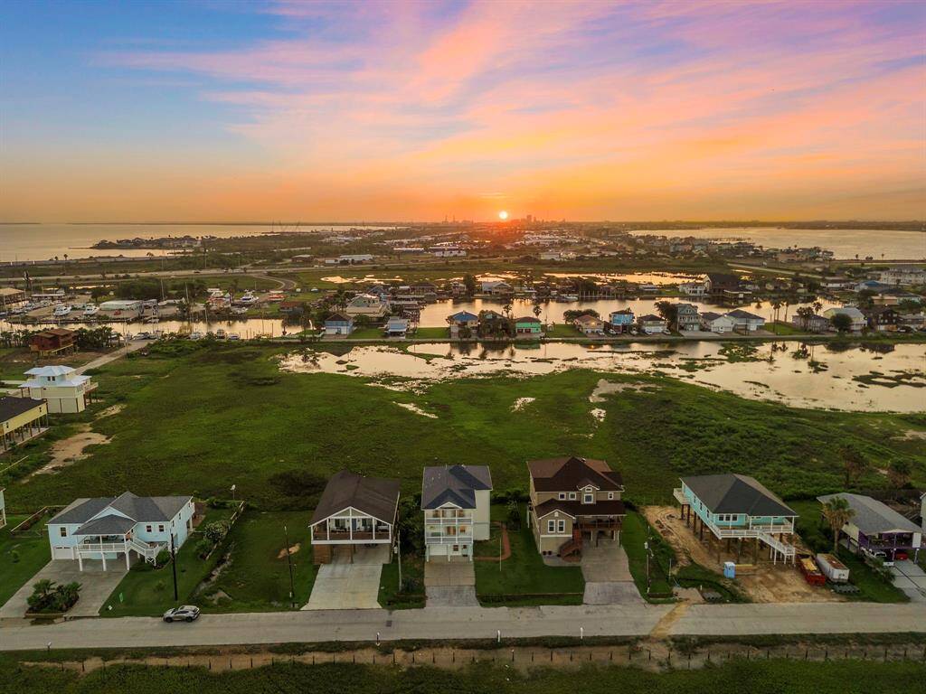 Spectacular wetland and peninsula views along with proximity to Galveston's major attractions combine to make this home the ultimate retreat.