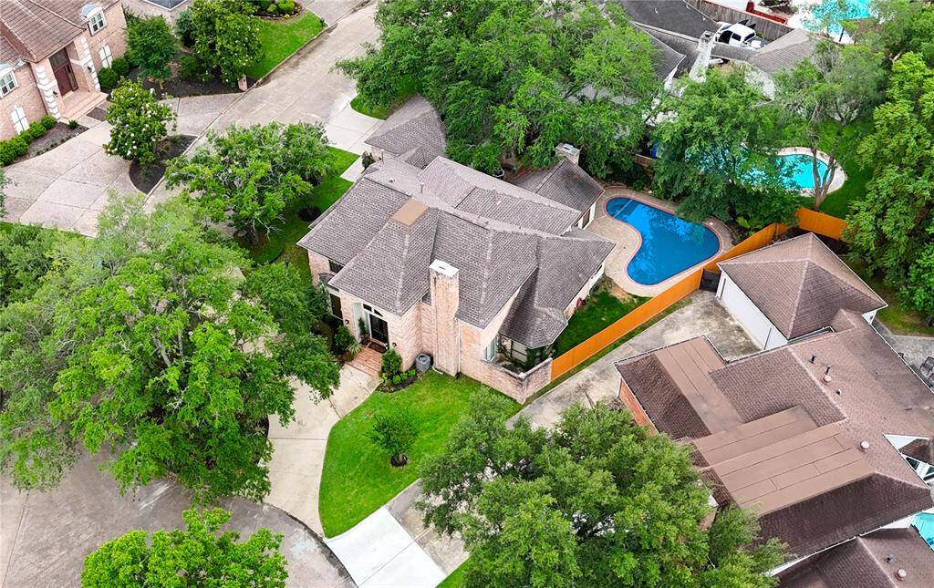 Breathtaking aerial view highlights the full scope of this expansive property—perfectly positioned on a quiet cul-de-sac in one of West Houston’s most sought-after communities