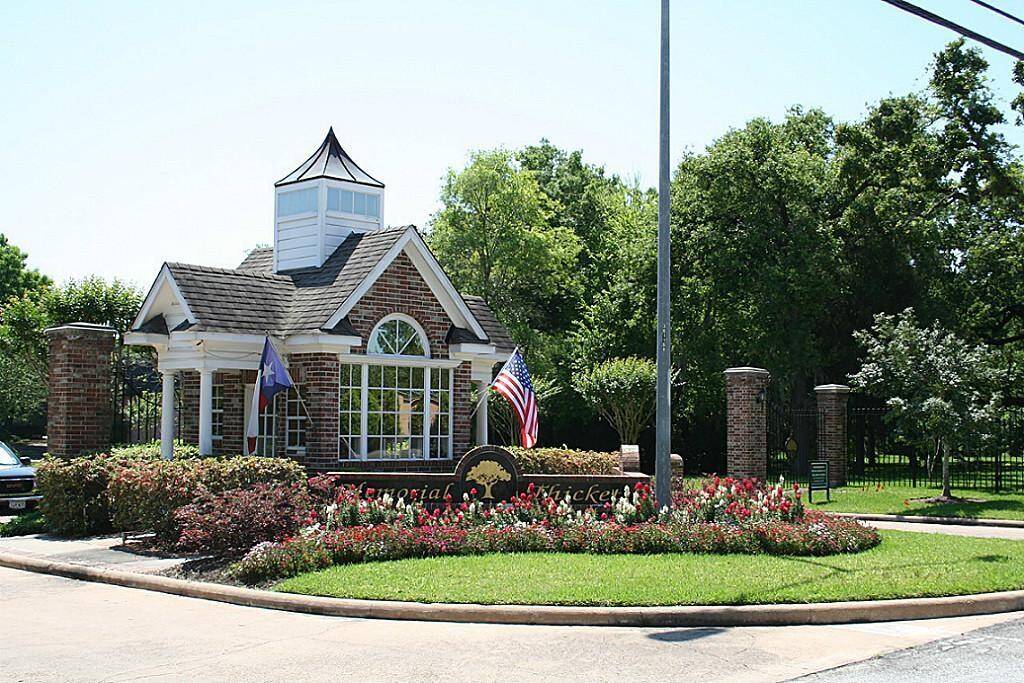 Memorial Thicket has 24 hour guarded entry, and only one entrance/exit to community. The community is slowly being restored to it's original glory with over 1/2 the homes occupied now.