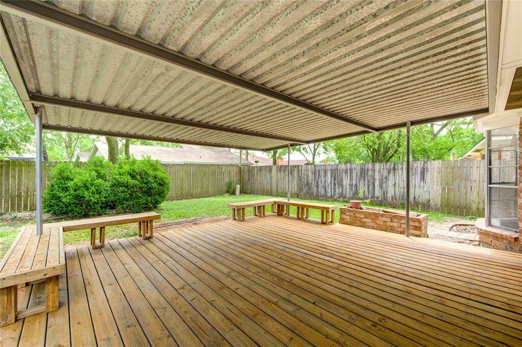 Spacious outdoor deck with built in seating
