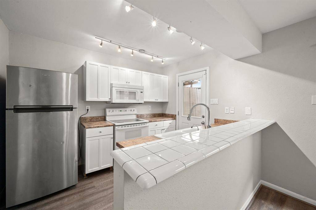Kitchen with breakfast bar