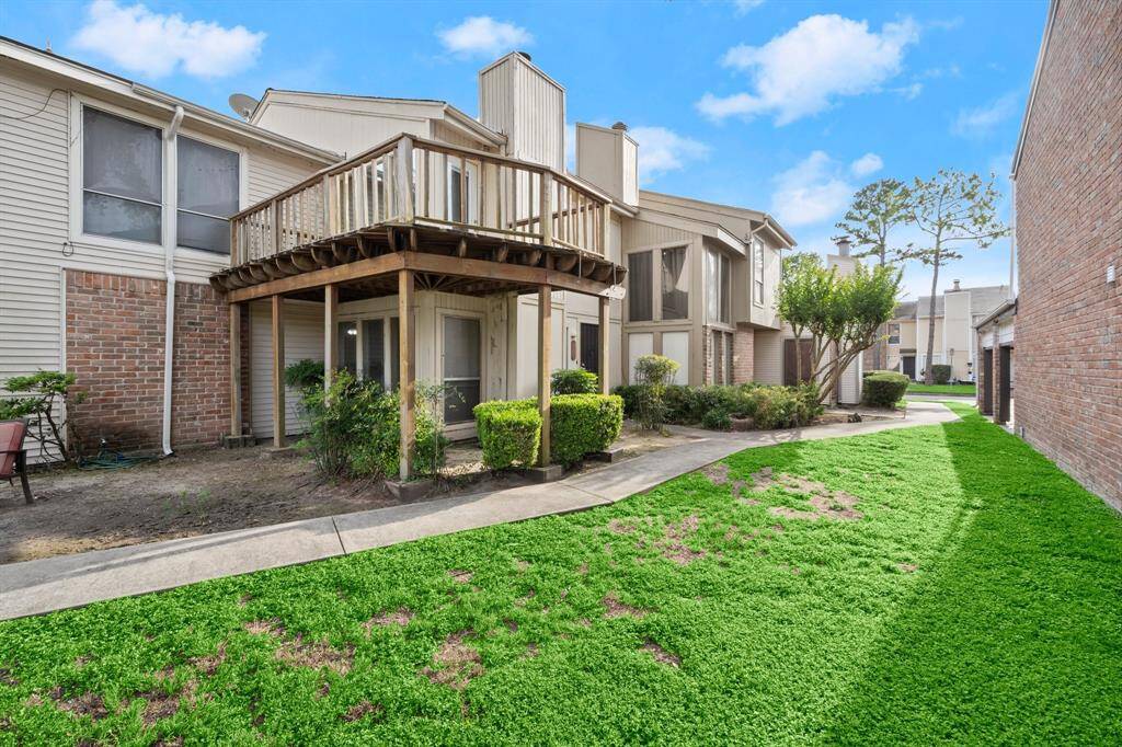 The deck is a nice feature of this townhome!
