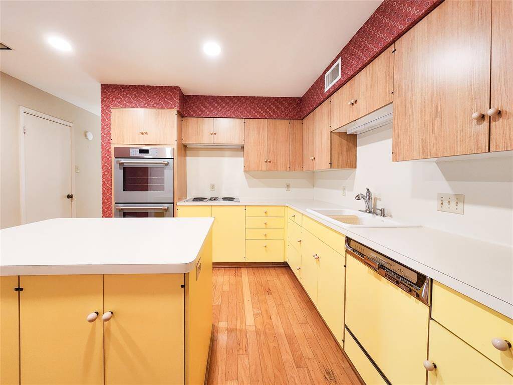 Retro Yellow cabinets