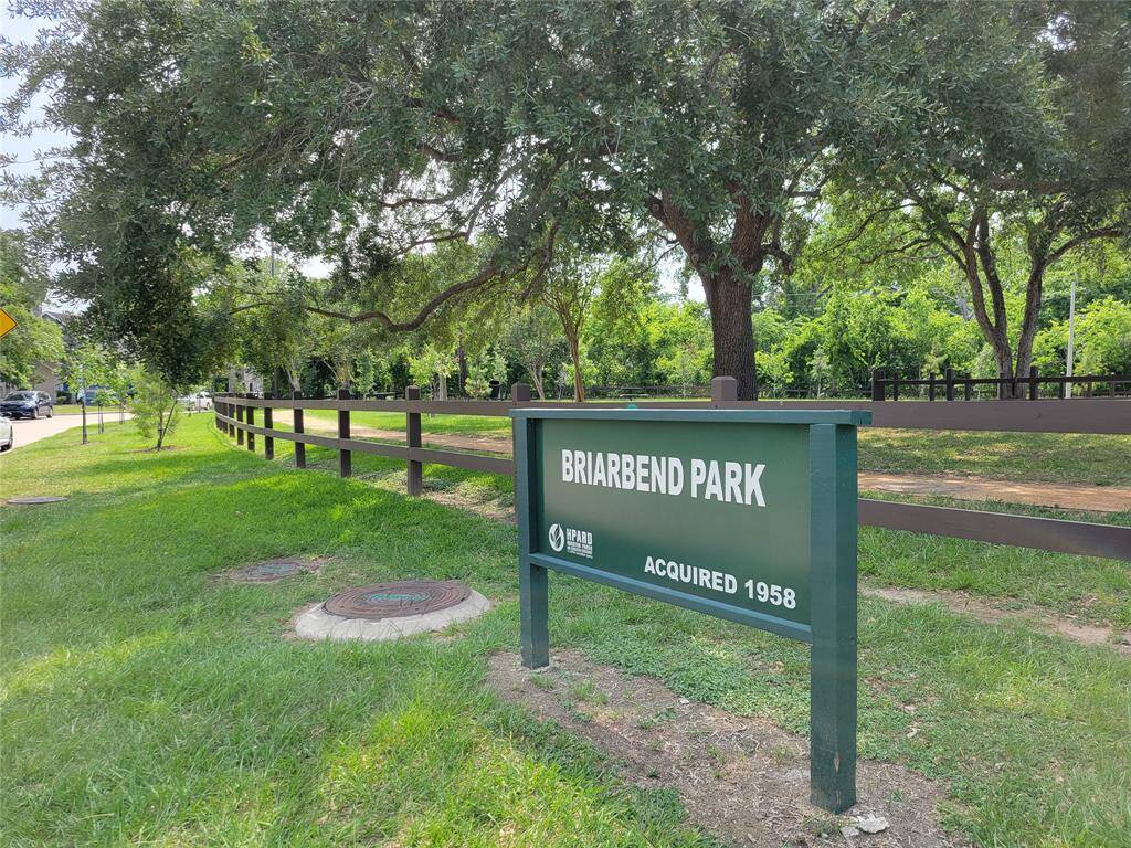 Briarbend Park & Bayou access steps away