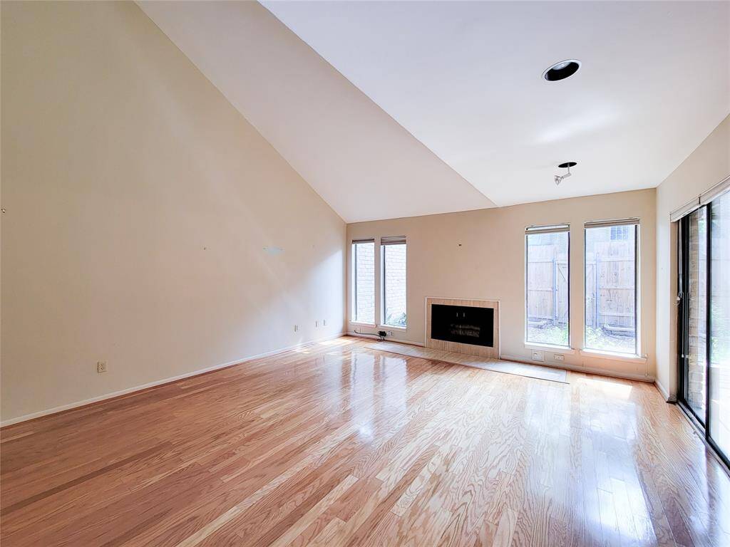 High Ceiling, Gas Log Fireplace