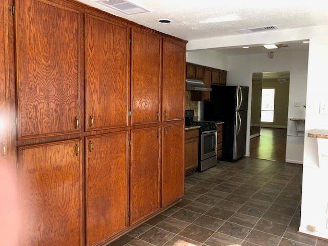 Lots of storage area in kitchen.