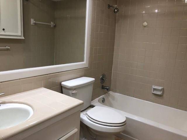 Sharing bath for the two secondary bedrooms.