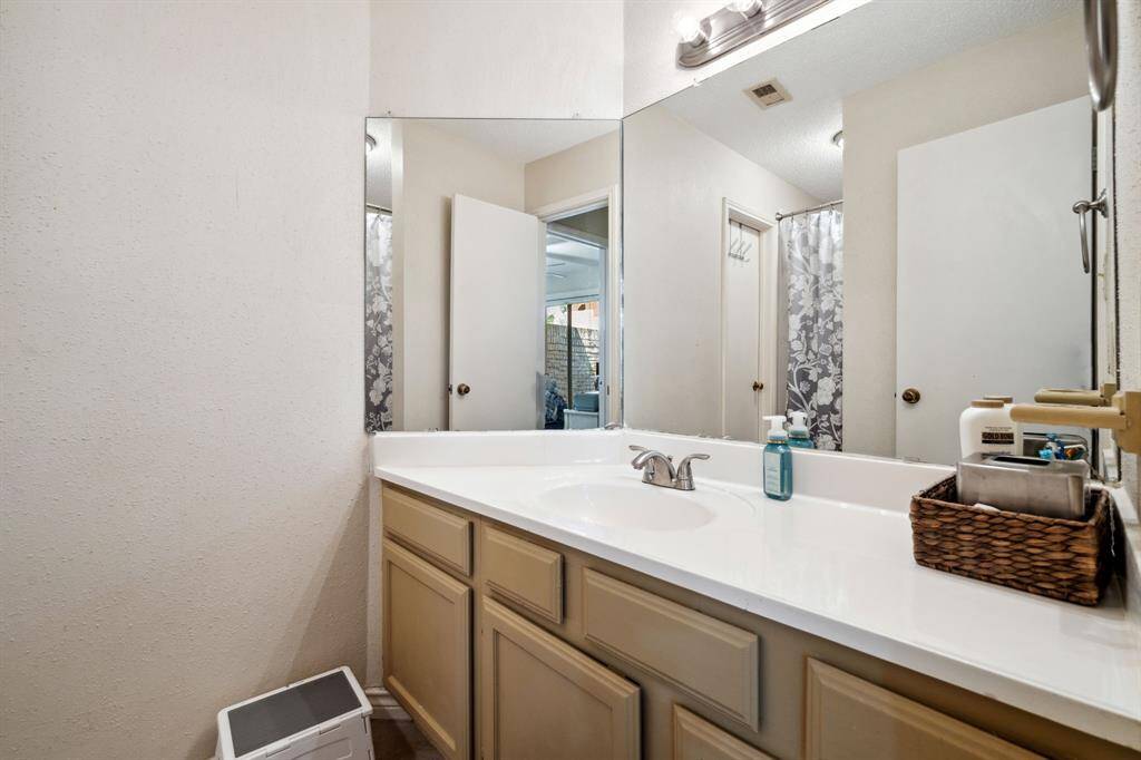 Secondary Bath/Guest Bath with access from hall and bedroom.
