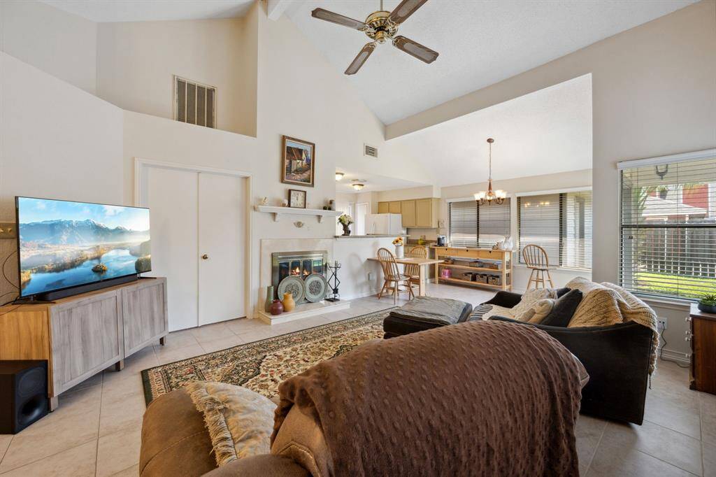 Tall Ceilings and spacious.