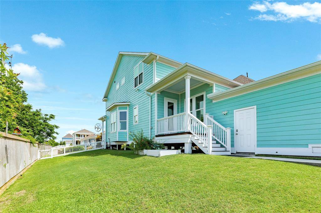 This large side yard is the perfect spot to hang out all Summer long!