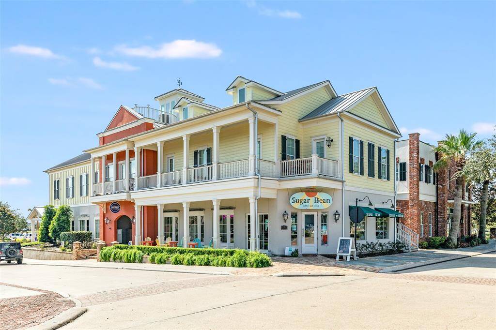 Evia is a beautiful neighborhood offering a cozy coffee shop, retail shops, beauty salon, restaurants, and so much more.