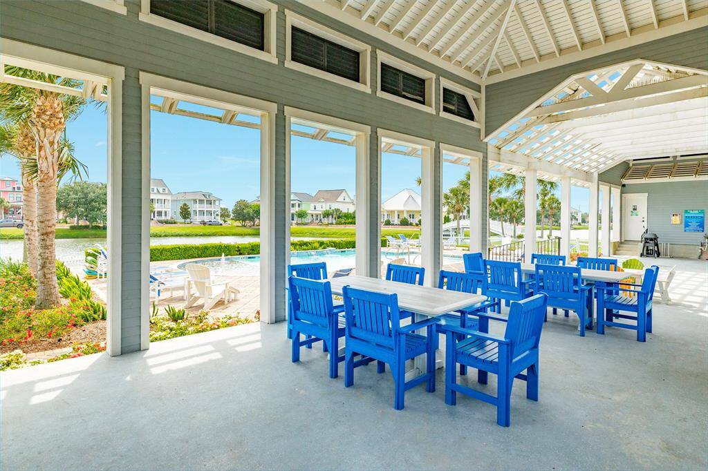 The poolside offers covered dining and the perfect spot for a picnic poolside.