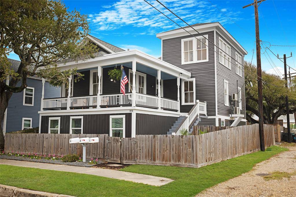 Stunning from every angle. With a wraparound feel and classic southern porch, you’ll love sipping coffee in the shade or greeting guests from the stairs.