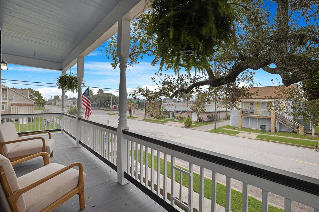 Pull up a chair and soak in the salty air. This front porch is made for breezy afternoons, good conversation, and unwinding after a day at the beach.
