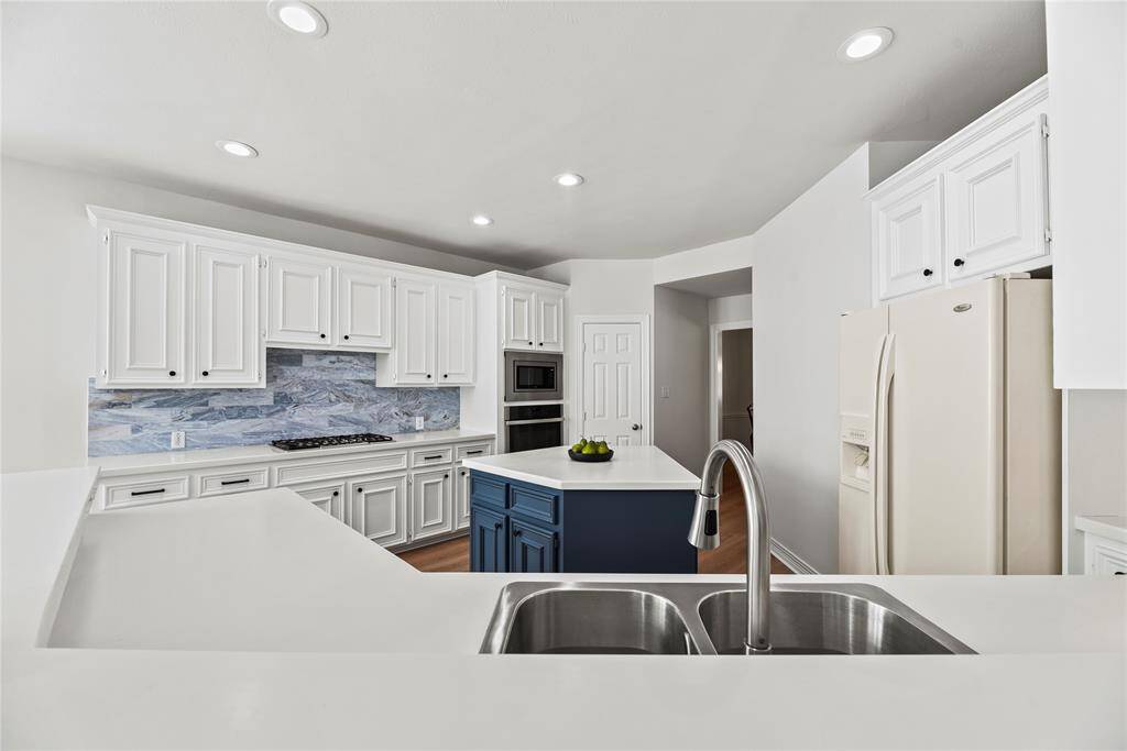 Imagine cooking in this marvelous gourmet kitchen. Designed with beauty and function in mind, the layout allows for easy meal preparation for busy mornings and even busier evenings.