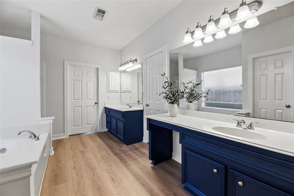 Upgraded to convey the 5-star hotel experience, the primary en suite delivers a contemporary masculine edge balanced by a melodious feminine influence.