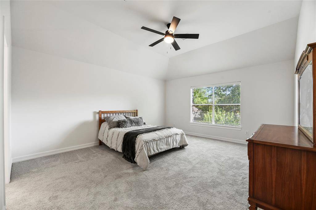 Whether a tiny princess or a little prince, every child would enjoy having such an attractive and big bedroom. Soft carpet ensures safe play, while the ceiling fan keeps them cool and happy.