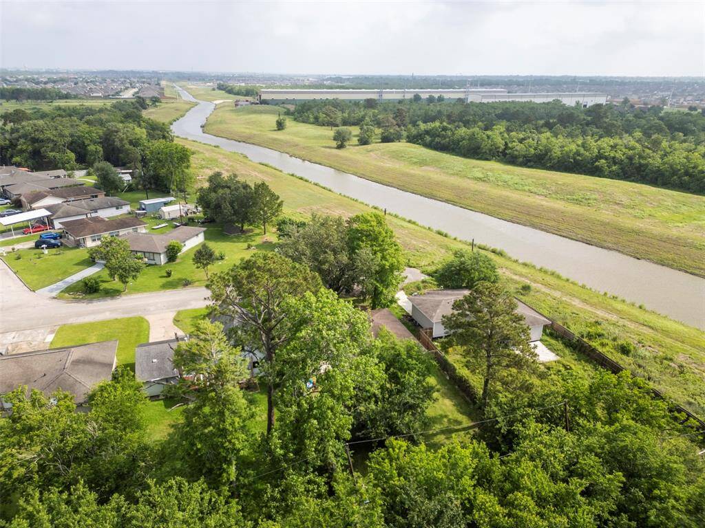 Location is close to modern shopping at Tanger Outlet Mall, Walmart, Sams and Buccess!