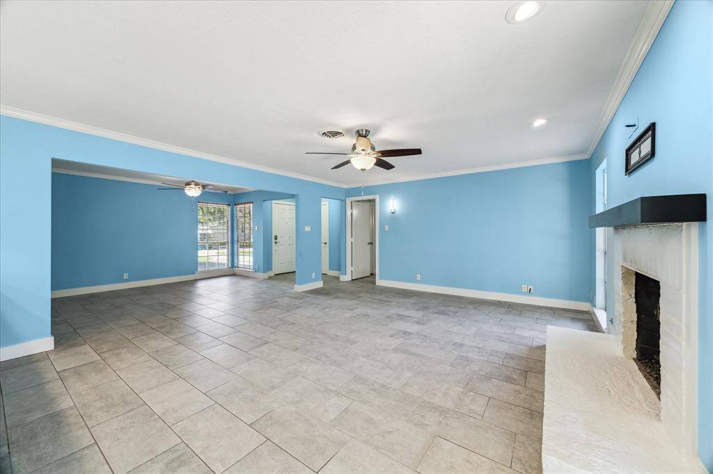 Oversized family room with plenty of space for large furniture or sectionals.
