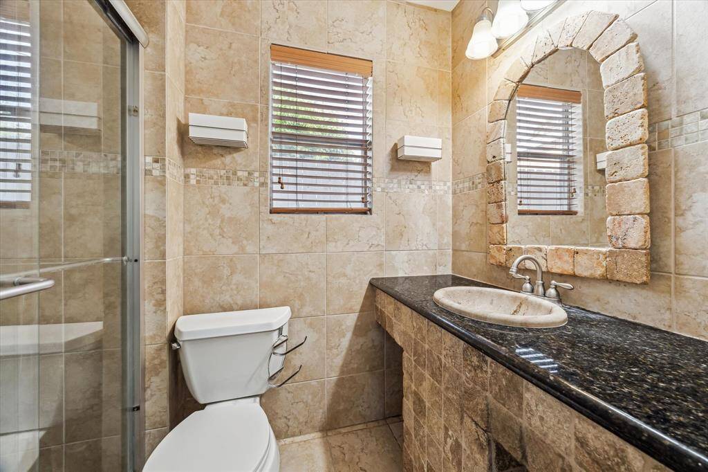 Private en-suite bath in primary bedroom suite.