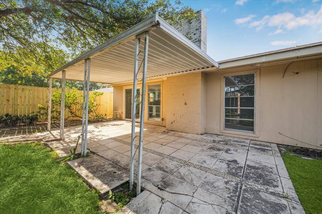 Stay cool in the shade in this pet-friendly, family-friendly, fenced backyard.