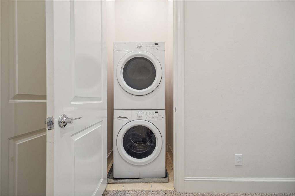 Stackable washer/dryer STAY. Located on the 3rd floor.
