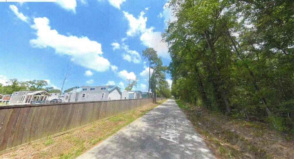 View North on African Hill Dr to Mark Dr