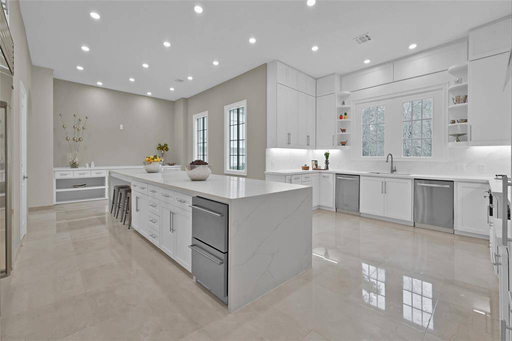 Gourmet Kitchen w/ new cabinetry & quartz countertops