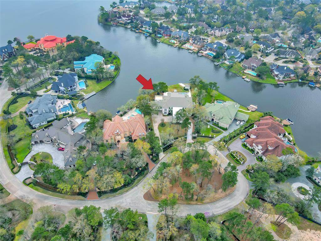 Estate Home on 1 acre overlooking Lake Woodlands