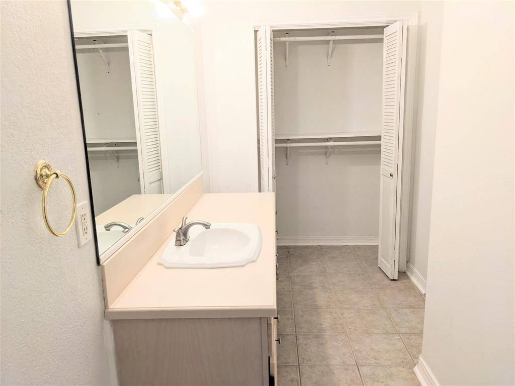 Master sink & closet