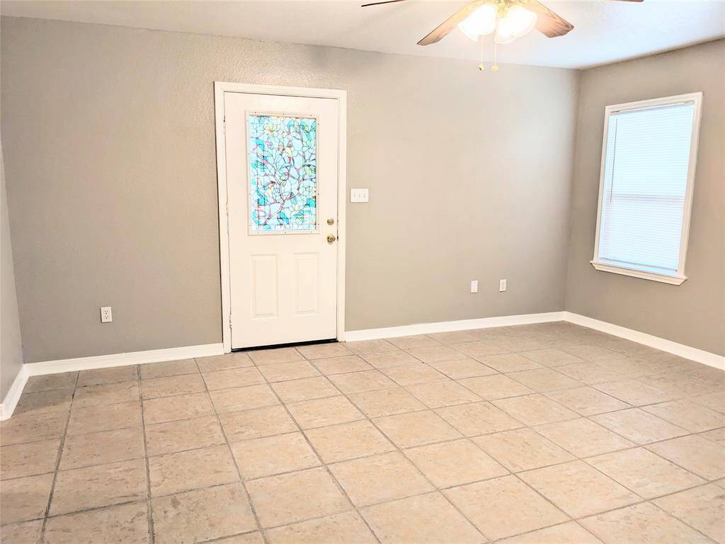 living room w/ceiling fan