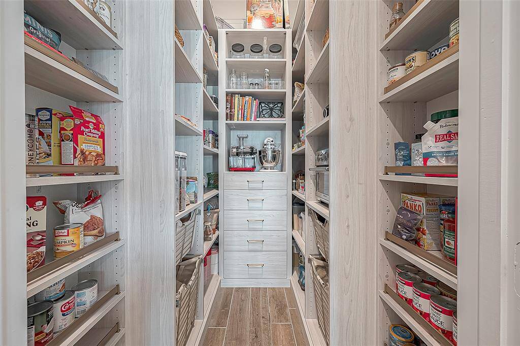 Discover the ultimate pantry—a haven for organization enthusiasts!