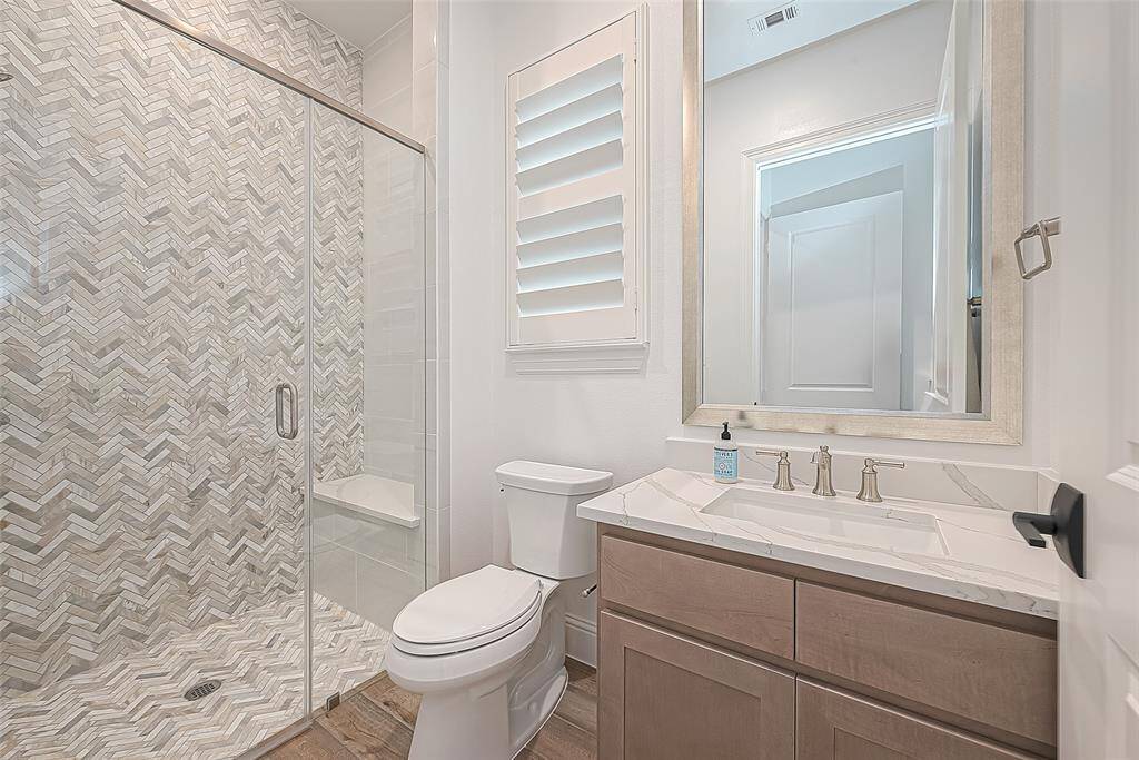 Upstairs full bathroom.