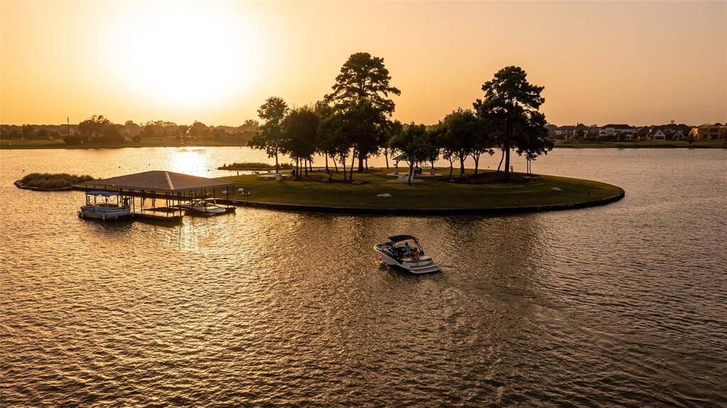 Escape to your own 1.5-acre paradise on Puckett Island! Enjoy a private beach with a swim area, a dock for boating and fishing, and a pavilion with picnic tables and a barbecue pit. Perfect for relaxation and outdoor fun.