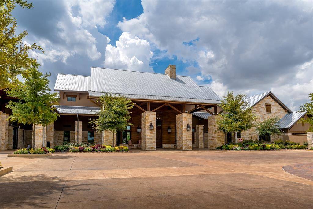 Experience luxury and community at Lakehouse, featuring a state-of-the-art gym, exclusive boat marina, and a vibrant schedule of resident-only events and activities.