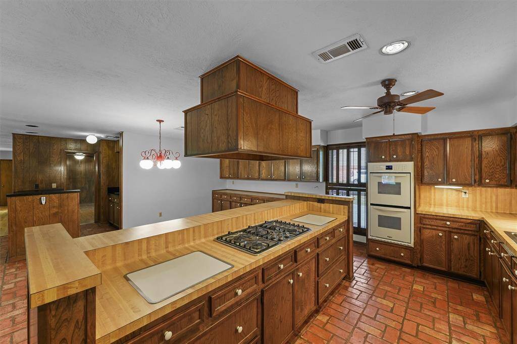 The custom cabinetry is in great shape offering large pull out drawers. 5-Burner Gas Cooktop and Double Ovens were newly installed in 2019