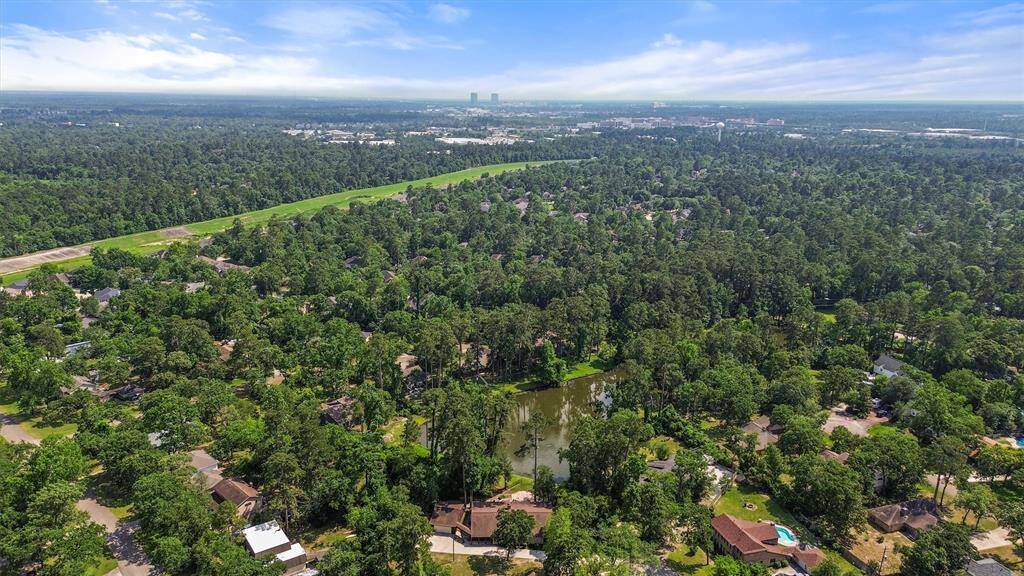 Surrounded by lakes and mature trees, this area offers great outdoor living, with access to shops, restaurants and great hospitals.