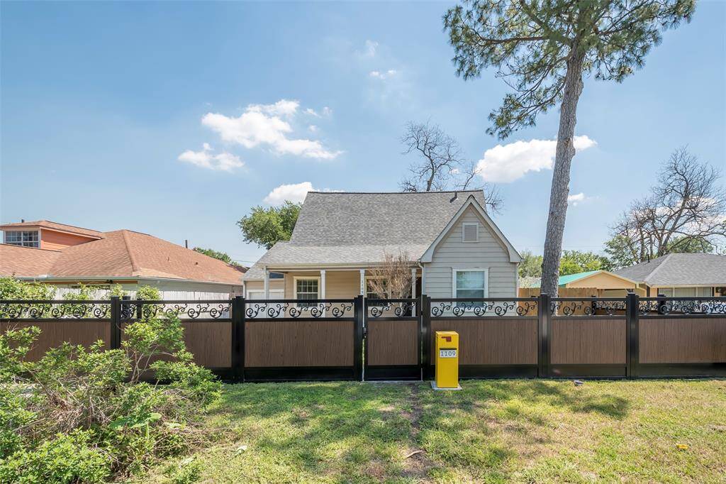 Welcome to 1109 Dismuke Street located in the East End Revitalized Fairway Courts.