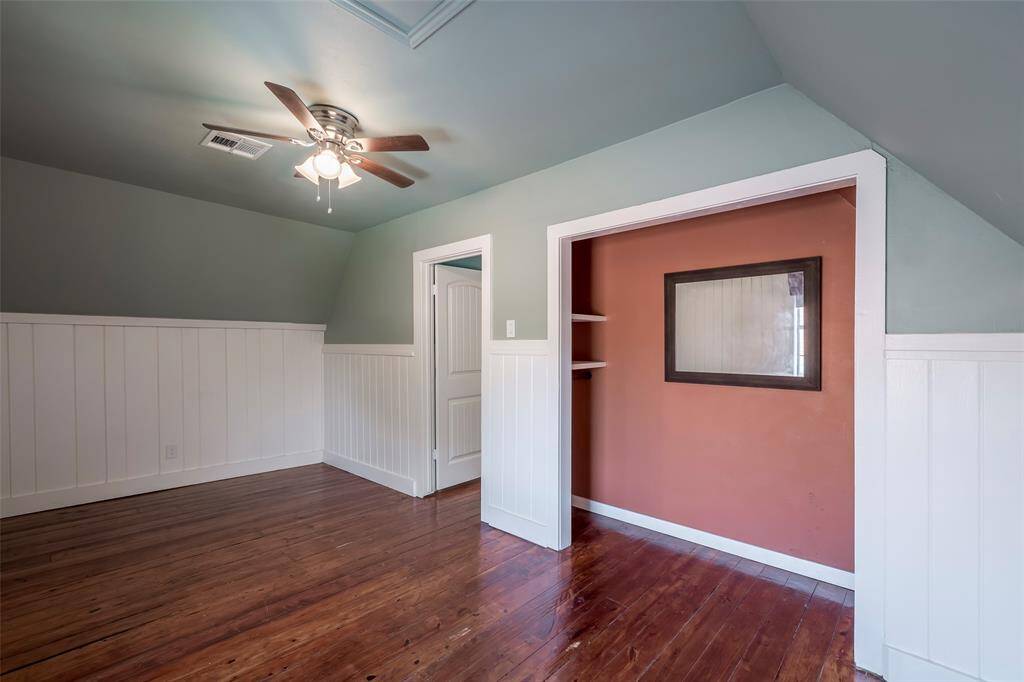 Plenty of storage space and ceiling fan.