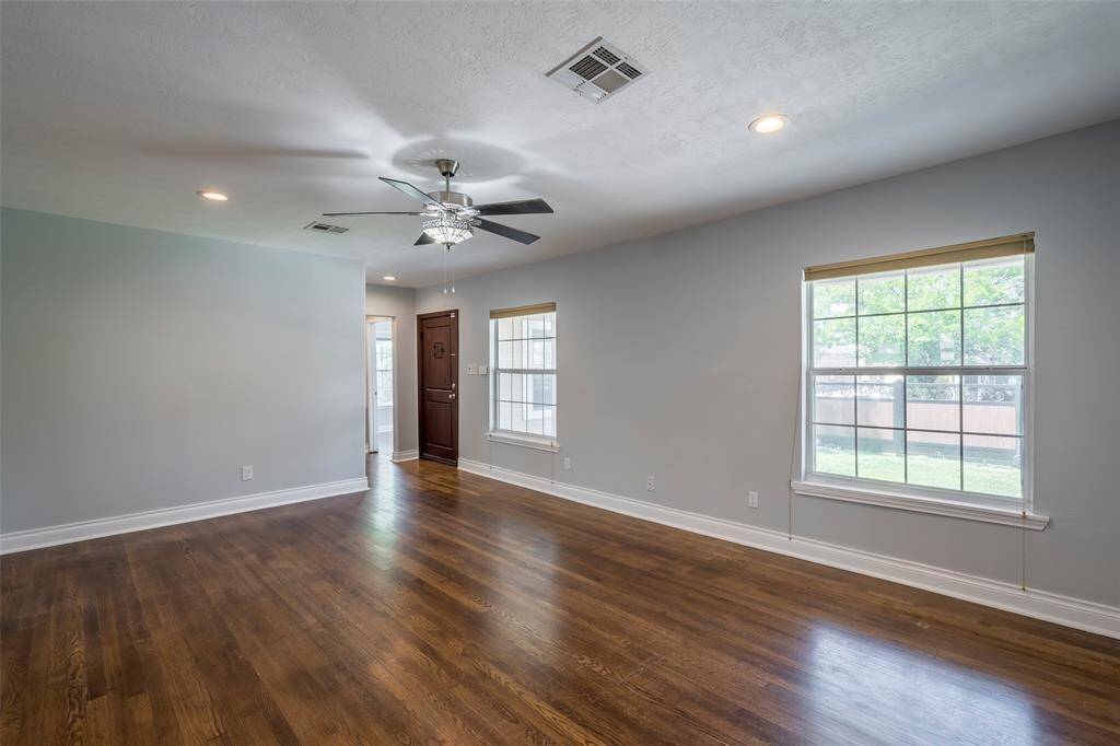 There is a ceiling fan and dimmable LED lighting.
