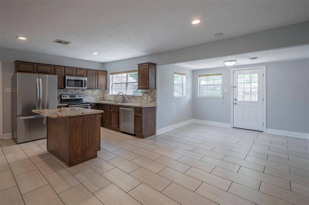 The breakfast/dining area and the sunroom combined measures 20x11.